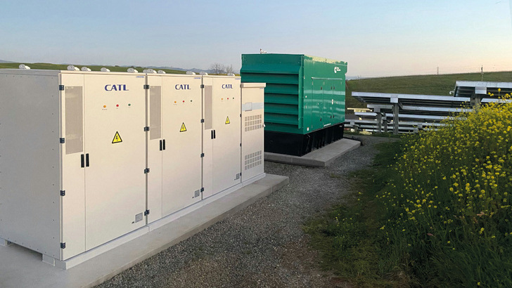 Das System besteht aus den eigentlichen Speicherschränken und dem Energieverteilschrank. - © Socomec
 Das System besteht aus den eigentlichen Speicherschränken und dem Energieverteilschrank.