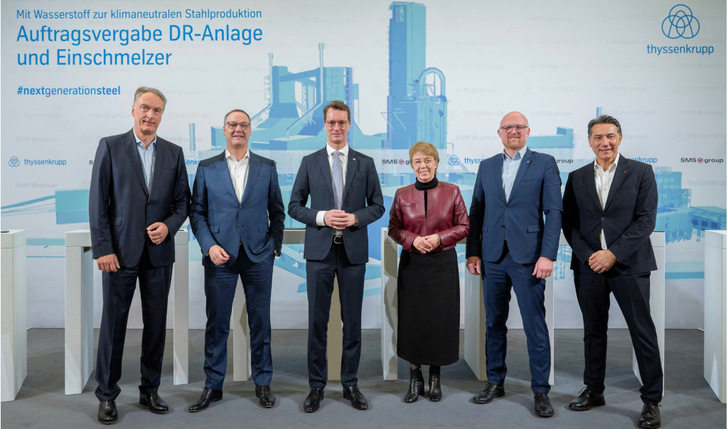 Bei der Unterzeichnung des Auftrags waren nicht nur Burkhard Dahmen, CEO der SMS Group (links), Bernhard Osburg, CEO von Thyssen Krupp Steel (2.v.l.) und Martina Merz (Mitte) anwesend, sondern auch Hendrik Wüst, Ministerpräsident von NRW (3.v.l.)und Sören Link, Oberbürgermeister Duisburg (2.v.r.) anwesend. Auch Tekin Nasikkol, Gesamtbetriebsratsvorsitzender von Thyssen Krupp Steel war zugegen.