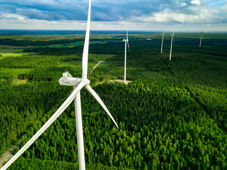 Windpark in Finnland. Auch in Bayern nahe München sollen wieder Windturbinen aufgebaut werden. 