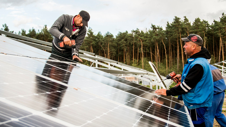 Der Bau von Solaranlagen soll in Zukunft schneller gehen. - © Alexander Winkler/SMA
