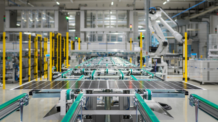 Viele Hersteller wie Heckert Solar in Chemnitz produzieren bereits in Sachsen und in den anderen Solarregionen. Doch die Kapazitäten müssen schneller wachsen. Dazu ist eine gesicherte Absatzperspektive notwendig.
