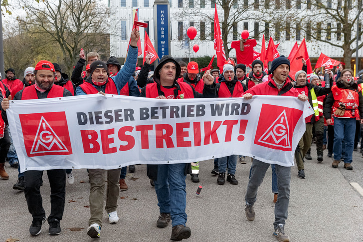 Erfolg für die Streikenden – seit Montag wird verhandelt. - © IG Metall / Markus Scholz

