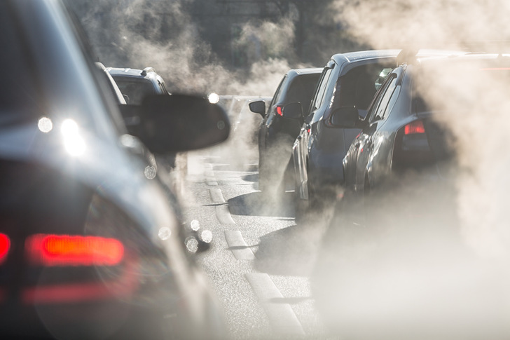Der Straßenverkehr treibt die deutschen Emissionen in die Höhe.  - © elcovalana - stock.adobe.com
