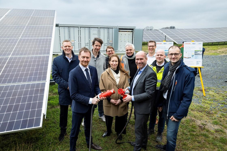 Erste Reihe v.l.n.r.: André Haubrock, CEO von Intilion, Heike von Heyden, CEO von Qair, Ministerpräsident Michael Kretschmer, Karsten Rogall, Geschäftsführer von Leipziger Stadtwerke, und Marcel Werner, Projektleiter bei den Leipziger Stadtwerken.