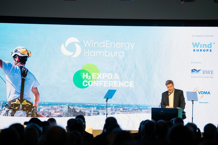Bundeswirtschaftsminister Robert Habeck und die Windenergie –hier auf der Hamburg Messe und Congress - © Hamburg Messe und Congress/ Rene Zieger

