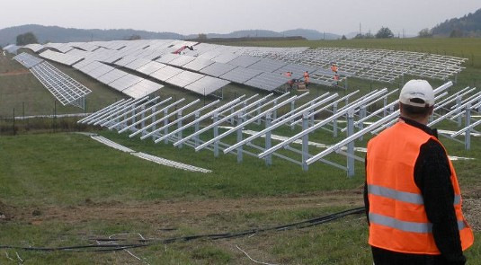Die Projektierer von Solarparks könnten die Abnahme von Modulen nach hinten verschieben, wenn klar ist, wann die Leistungselektronik geliefert wird. - © Juwi
