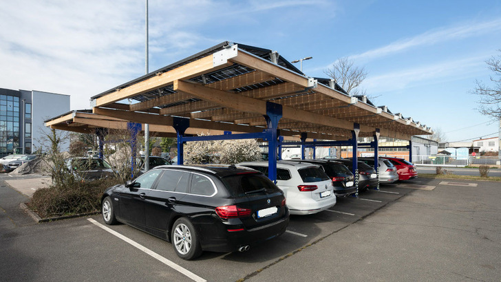 Solare Parkplatzüberdachungen haben jede Menge Vorteile. Doch die Hürden für die Umsetzung von Projekten sind hoch. - © Sopago
