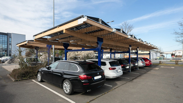 Solare Parkplatzüberdachungen haben jede Menge Vorteile. Doch die Hürden für die Umsetzung von Projekten sind hoch.