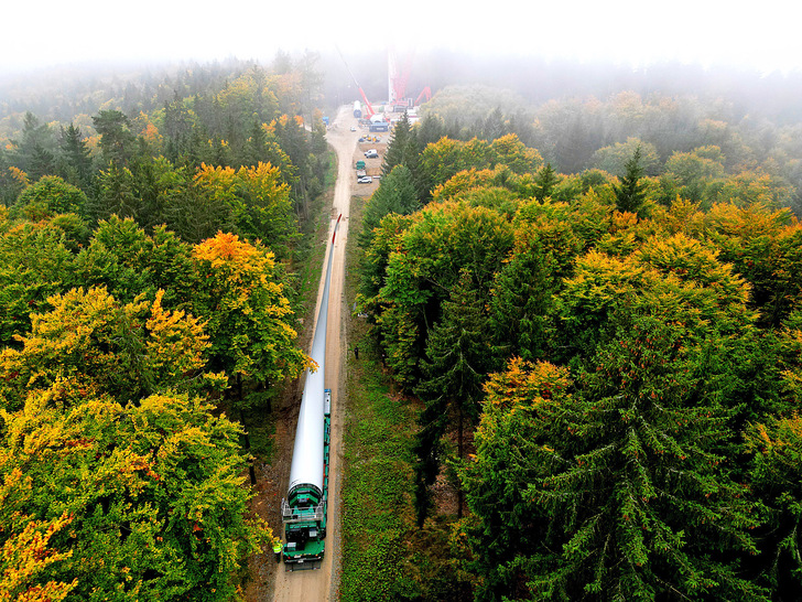 Flügeltransport zu einem Ostwind-Windpark im Vorderen Bayerischen Wald.