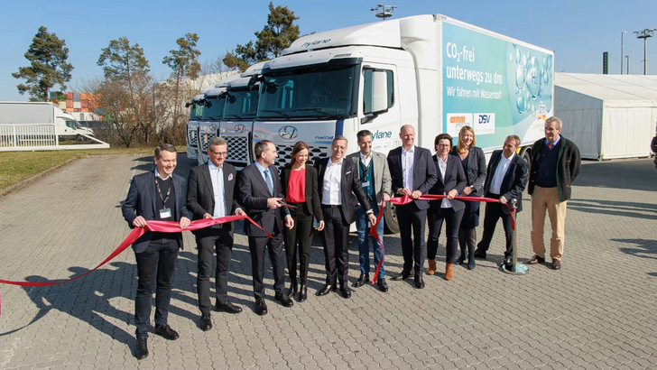 Bei der feierlichen Inbetriebnahme: Die vier Hyundai Xcient Fuel Cell 6x2 werden in Zukunft die Belieferung der DM-Märkte in der Metropolregion Nürnberg übernehmen.
