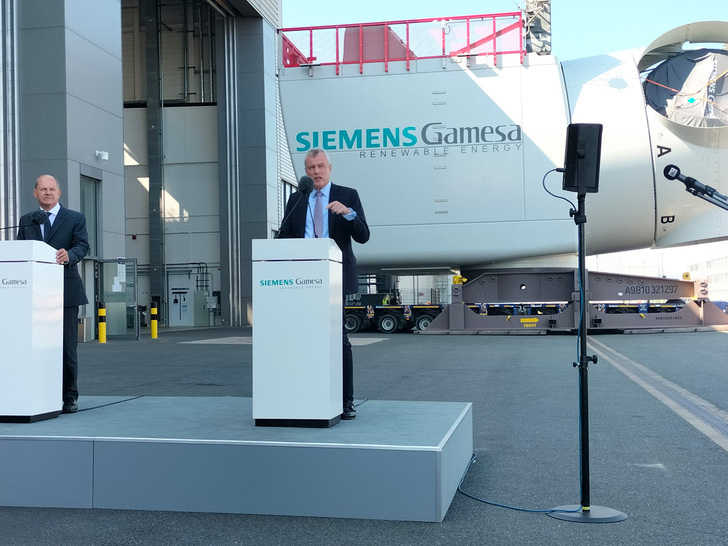 Bundeskanzler Olaf Scholz (links) und Siemens-Gamesa-CEO Jochen Eickholt im vergangenen Sommer im Siemens-Gamesa-Werk in Cuxhaven, wo jetzt noch 11-Megawatt-Anlagen aus den Hallen rollen und künftig auch die neuen 14-Megawatt-Modelle.  - © Tilman Weber

