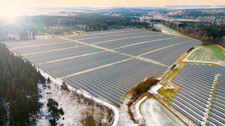 So soll der Solarpark in Erbach aussehen, mit dem die Wieland Gruppe einen Teil des eigenen Strombedarfs deckt. - © Wieland Gruppe
