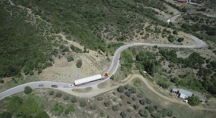 Transport eines Turmteiles in Südeuropa