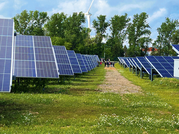 Ein echter Energiestandort: Der Solarpark in Großschirma ist seit 2022 in Betrieb. Die Windkraftanlage im Hintergrund stand schon und gehört nicht zum Projekt. - © Foto: Energy2Market
