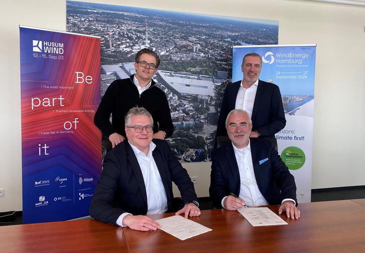 Michael Lohmann, Arne Petersen, Bernd Aufderheide und Andreas Arnheim bei der Vertragsunterzeichnung. - © Hamburg Messe und Congress
