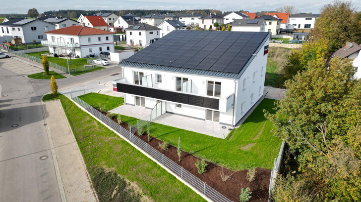 Die Module auf dem Süddach und an der Balkonbrüstung können bis zu 70 Prozent des Gebäude-Bedarfs für Strom und Wärme lokal erzeugen