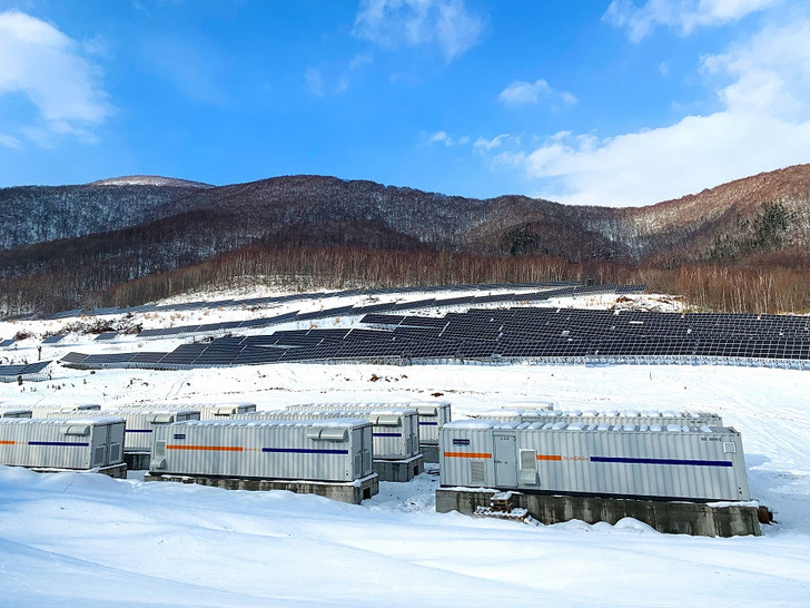21-Megawattstunden-Solar-Plus-Projekt in Hokkaido in Japan. Das Speichersystem integriert Gleichstrom-zu-Gleichstrum-Richtertechnologie und Lithium-Nickel-Mangan-Kobalt-Batterien.