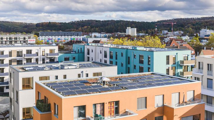 Wie hier in Tübingen werden auch die Dächer der Neubauten in Wuppertal für die Solarenergieerzeugung genutzt. - © Peter Jammernegg/Naturstrom
