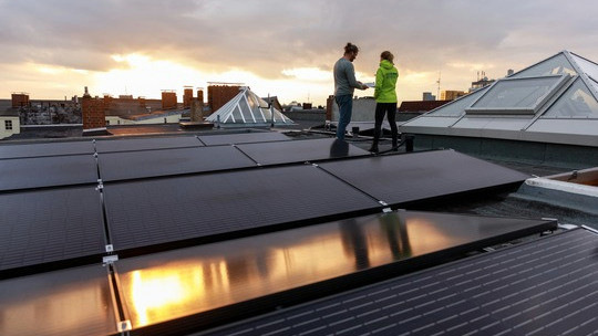 Mieterstromprojekte haben das Potenzial, auch Menschen ohne eigenes Dach direkt an der Energiewende teilhaben zu lassen.