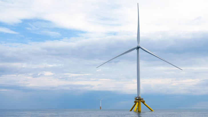 Zwei Windenergieanlagen vor der Küste von Karmøy.