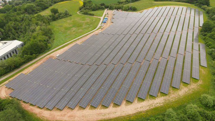 Es sollen mehr werden: Auch im Saarland haben Schoenergie und die Stadtwerke Trier unlängst diesen Solarpark errichtet. - © Schoenergie
