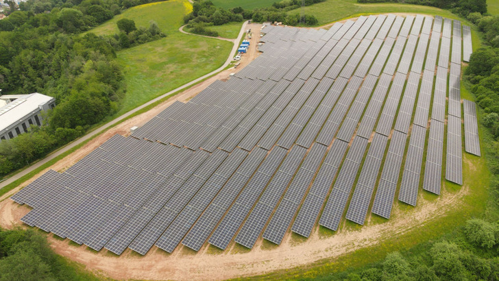 Es sollen mehr werden: Auch im Saarland haben Schoenergie und die Stadtwerke Trier unlängst diesen Solarpark errichtet.