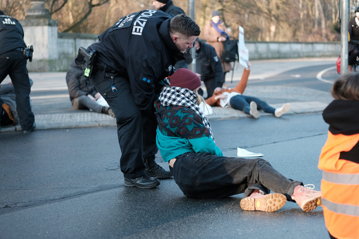 Aktion der Letzten Generation am 1. März in Berlin an der Siegessäule. 