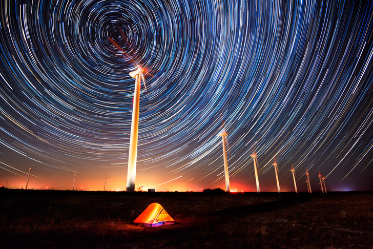 Nächtliches Blinken soll in deutschen Windparks ein Ende haben. Betreiber rüsten ihre Anlagen so aus, dass sie nur Blinken, wenn sich ein Flugzeug nähert.  - © Jess_Ivanova - stock.adobe.com
