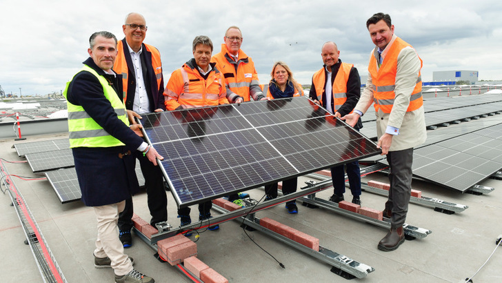 Hoher Besuch bei der Einweihung des C3 in Bremen: Neben Bundeswirtschaftsminister Robert Habeck (3.v.l.) waren auch Bremens Bürgermeister Andreas Bovenschulte (2.v.l.) und Wirtschaftssenatorin Maike Schaefer (3.v.r.) anwesend. In der Mitte: Frank Dreeke, Vorstandsvorsitzender von BLG und Jörg Burzer von Mercedes-Benz (2.v.r.) ist zur neuen Solaranlage aufs Dach gestiegen.