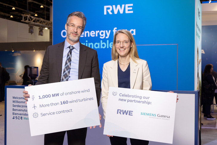 Auf der europäischen Windenergiekonferenz in Kopenhagen Wind Europe: Die Onshore-Windenergie-Chefin bei RWE, Katja Wünschel, und Richard Luijendijk, Onshore-CEO bei Siemens Gamesa - nach Unterzeichnung des 1.000-Megawatt Rahmenvertrages zur Lieferung von 160 Windturbinen. - © Siemens Gamesa
