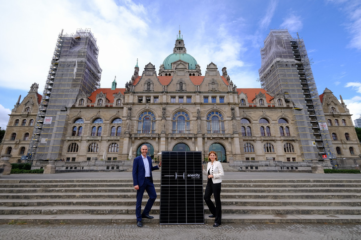 Die Region Hannover legt vor (hier: symbolische Darstellung einer Vereinbarung zwischen dem Energieversorger Enercity und der Landeshauptstadt zur Produktion von Solarenergie auf Dächern, Juli 2022 - Oberbürgermeister Belit Onay und die Enercity-Vofrstandsvorsitzende Susanna Zapreva. Jetzt will die Region Hannover zügig 2,5 Prozent der Regionsfläche für Windenergienutzung freimachen. - © Tim Schaarschmidt – enercity
