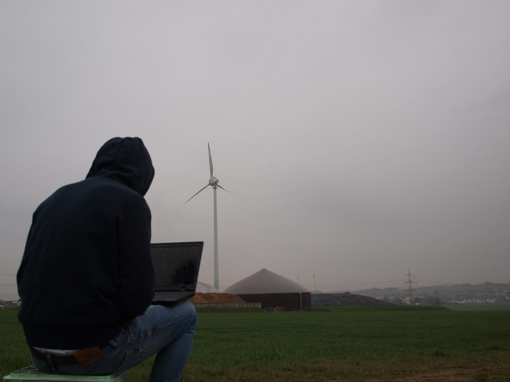 Cyber-Kriminalität und Hacker gegen kritische Infrastruktur, Windturbine und Biogasanlage - © Enser Versicherungskontor
