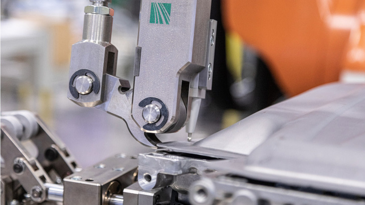 Eines der selbstentwickelten Werkzeuge: Nachdem alle Einzelteile außen abgebaut sind, löst ein Roboter die Oberschale des Batteriepacks von der Unterschale.
