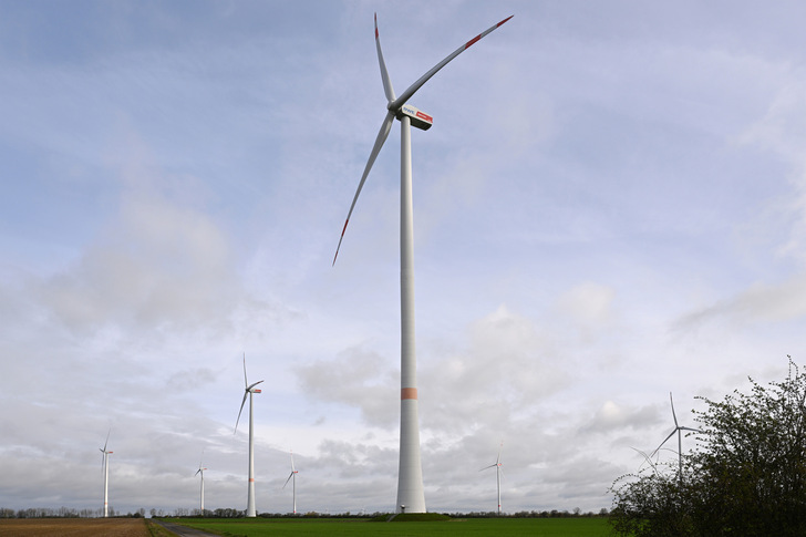 Der Windpark Königshovener Höhe steht auf einer rekultivierten Fläche des Tagebaus Garzweiler. - © RWE
