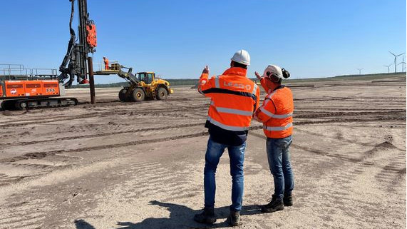 Auf dem ehemaligen Tagebaugelände haben EPNE und die LEAG mit dem Bau eines Solarparks begonnen. Er soll später auf dem Cottbuser Ostsee schimmen. - © LEAG
