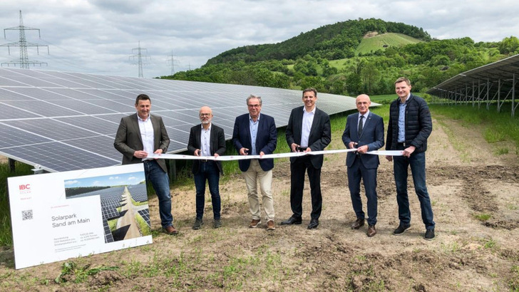 Vom neuen Solarpark in Sand am Main können die Bürger:innen der umliegenden Gemeinden Anteile kaufen. - © IBC Solar
