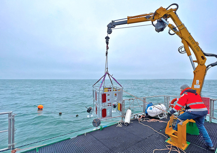 Ausbringung des Unterwasser-Landers vor der Insel Helgoland - © Fraunhofer IFAM
