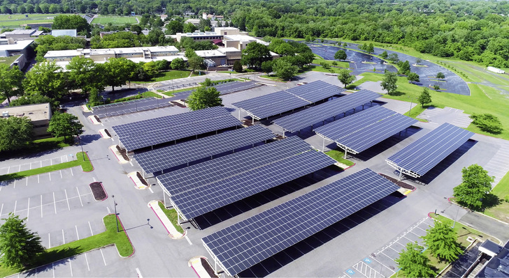 Solarparkplatz: Je mehr Erneuerbare installiert sind, desto dringender werden Speicher benötigt.