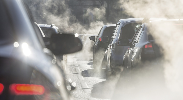 Will eine Kommune den Pkw-Verkehr in der Innenstadt eindämmen, so hat sie dafür ­verschiedene Instrumente zur Hand wie etwa den Ausbau von Radwegen.