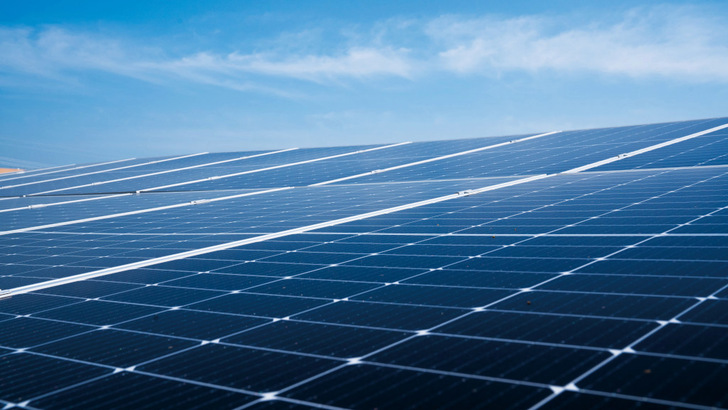 Im kostenlosen Webinar zum Cashflow-Management lernen Planer von Ökostromprojekten, wie sie mit Einflüssen wie Krieg und schwankenden Rohstoffpreisen umgehen können.