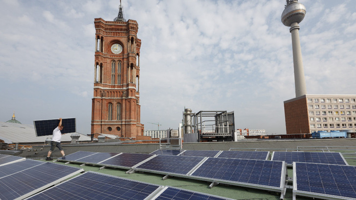 Eine von 3 Millionen: Die Solaranlage auf dem Roten Rathaus in Berlin steht schon seit zwölf Jahren. - © Berliner Energieagentur / Dietmar Gust

