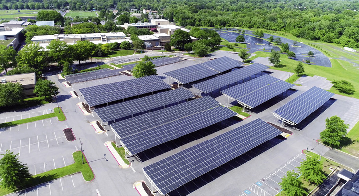 Solarparkplatz: Je mehr Erneuerbare installiert sind, desto dringender werden Speicher benötigt. - © Foto: nVent
