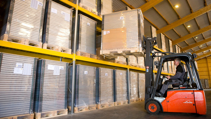 Die Lager der Großhändler wie hier von EWS sind voll.