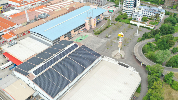 Im Carl-Metz-Areal in Karlsruhe betreiben verschiedene Einzelhandelsketten ihre Geschäfte. Sie könne jetzt den Solarstrom vom Dach nutzen.