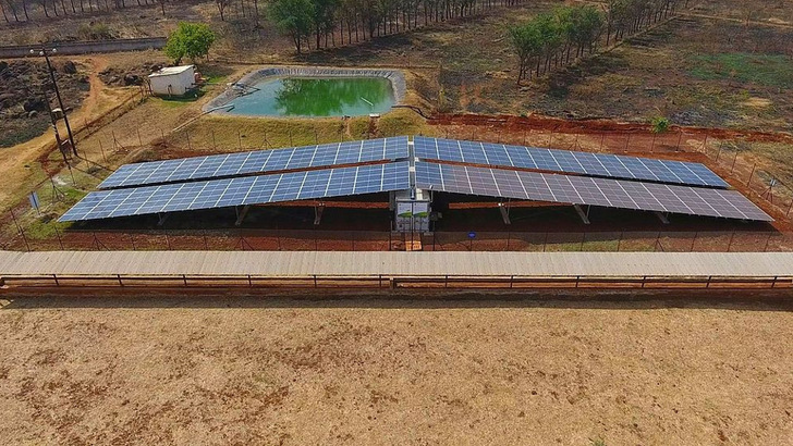 Die Photovoltaik spielt auch in der Landwirtschaft in Afrika eine große Rolle: Hier zum Betrieb der Pumpen für die Bewässerung in Sambia. - © Baywa r.e.
