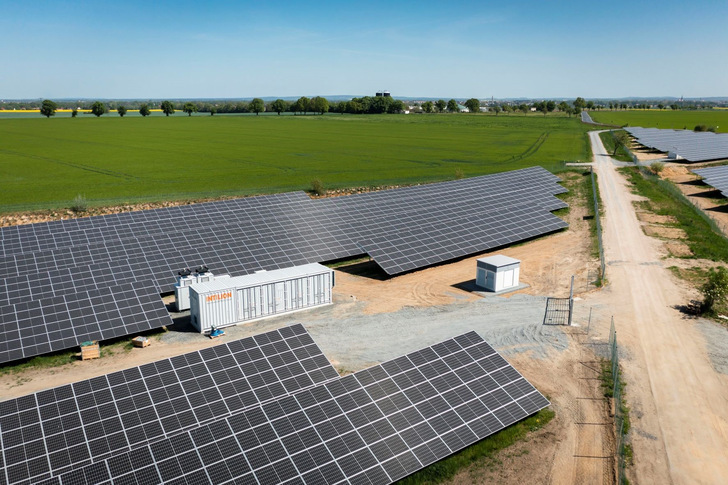 In Priesterwitz bei Dresden hat Intilion einen Speicher in einen Solarpark integriert. Speicher werden dringend gebraucht.  - © Leipziger Gruppe
