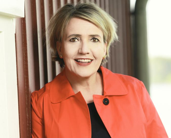 BEE-Präsidentin Simone Peter begrüßt das Publikum am 5. Juli beim BEE-Sommerfest.