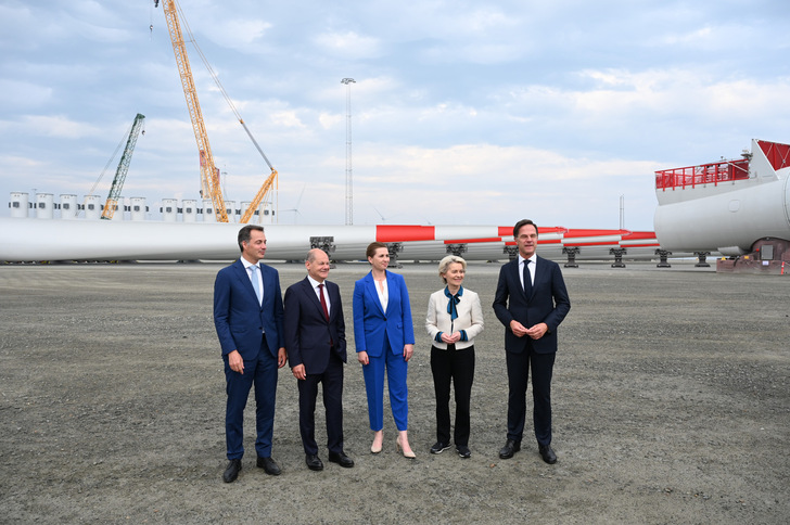 Die Regierungschefs Belgiens, Deutschlands, Dänemarks und der Niederlande, Alexander De Croo, Olaf Scholz, Mette Frederiksen und Mark Rutte mit der Chefin der EU-Kommission Ursula von der Leyen bei einem Offshore-Windkraft-Gipfel der Nordsee-Anrainerstaaten der Europäischen Union (EU) im dänischen Esbjerg im Mai 2022