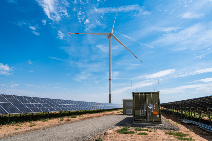Abo Wind hat bereits eine Reihe von Hybridprojekten mit Speicher und Solar, aber auch mit Wind, umgesetzt.  - © ABO Wind
