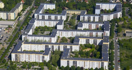 Mit weniger Bürokratie und bundesweit einheitlichen Abrechnungsregeln könnten noch viel mehr Mehrfamilienhäuser mit Solaranlagen ausgestattet werden. - © Stadt und Land
